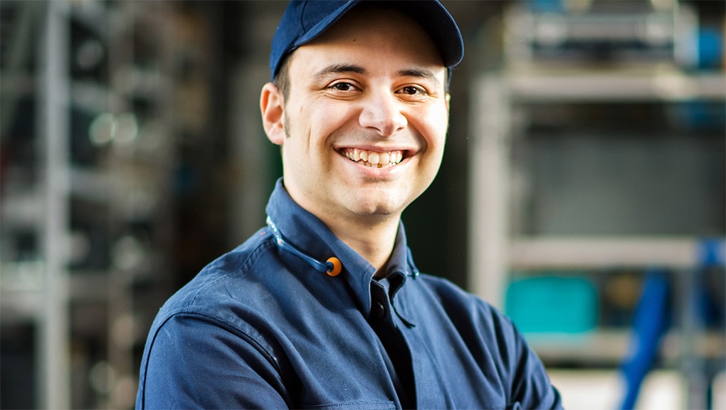 Homme portant un uniforme du Service de garantie