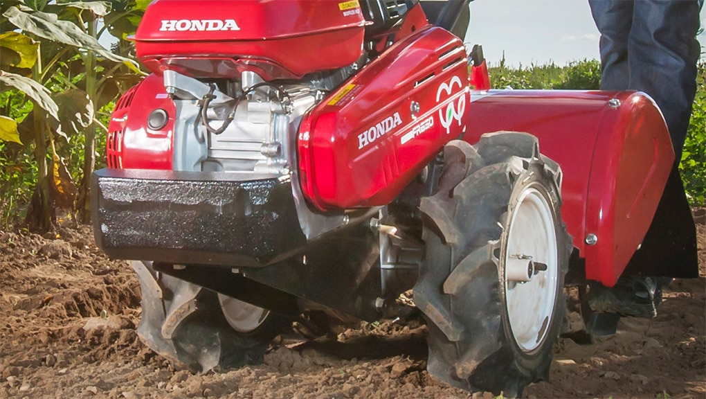 Gros plan sur le motoculteur dans le jardin